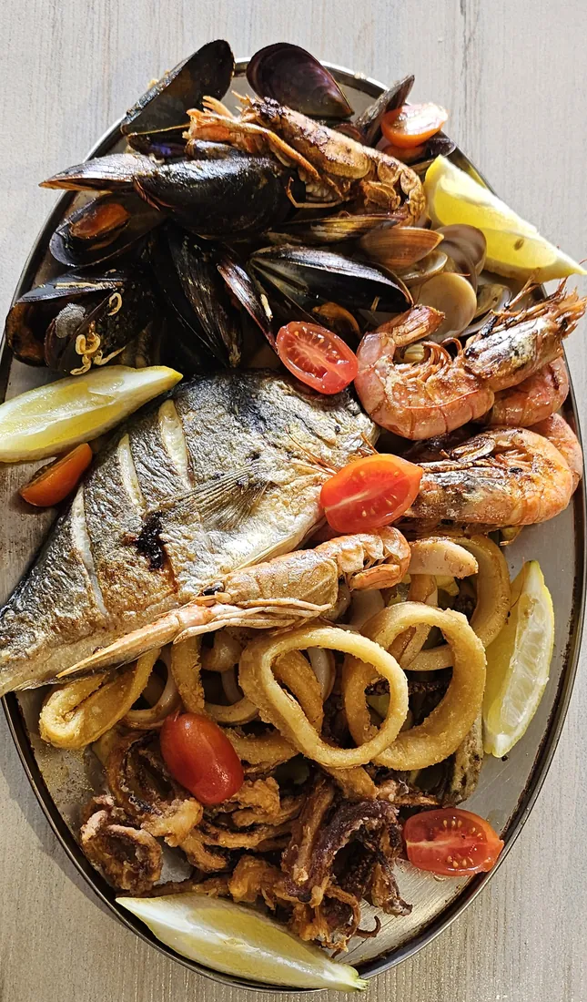 Mariscada con pescado a la plancha y marisco de Aroma de Mar, Badalona